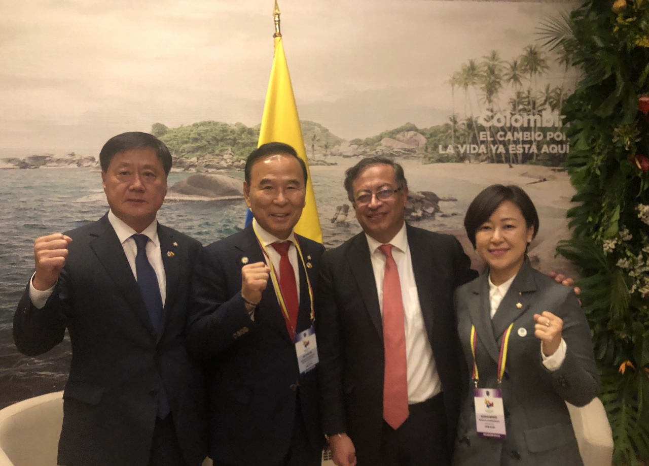 한국 특사단이 8월 6일 구스타보 페트로 신임 콜롬비아 대통령(오른쪽 두 번째)을 만나 윤석렬 대통령의 축하 인사를 전했다.[사진제공=외교부]
