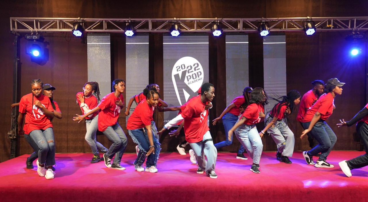 ‘2022 K-POP 댄스 아카데미’ 학생들이 한 달간 갈고닦은 댄스 실력을 선보였다.[사진제공=주나이지리아한국문화원]