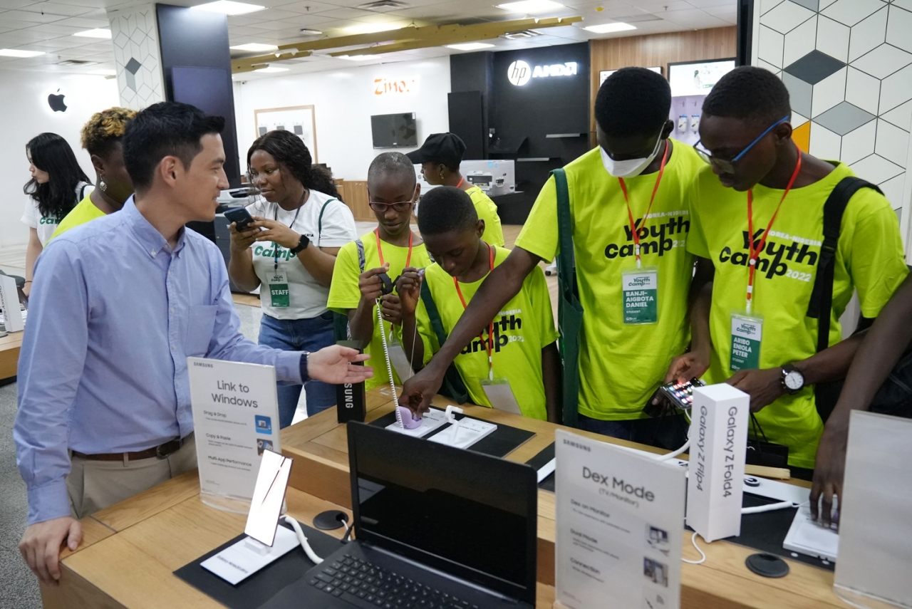 ‘한-나 청소년 캠프’에 참가한 나이지리아 학생들이 삼성전자 제품을 체험해 보고 있다.[사진제공=주나이지리아한국문화원]
