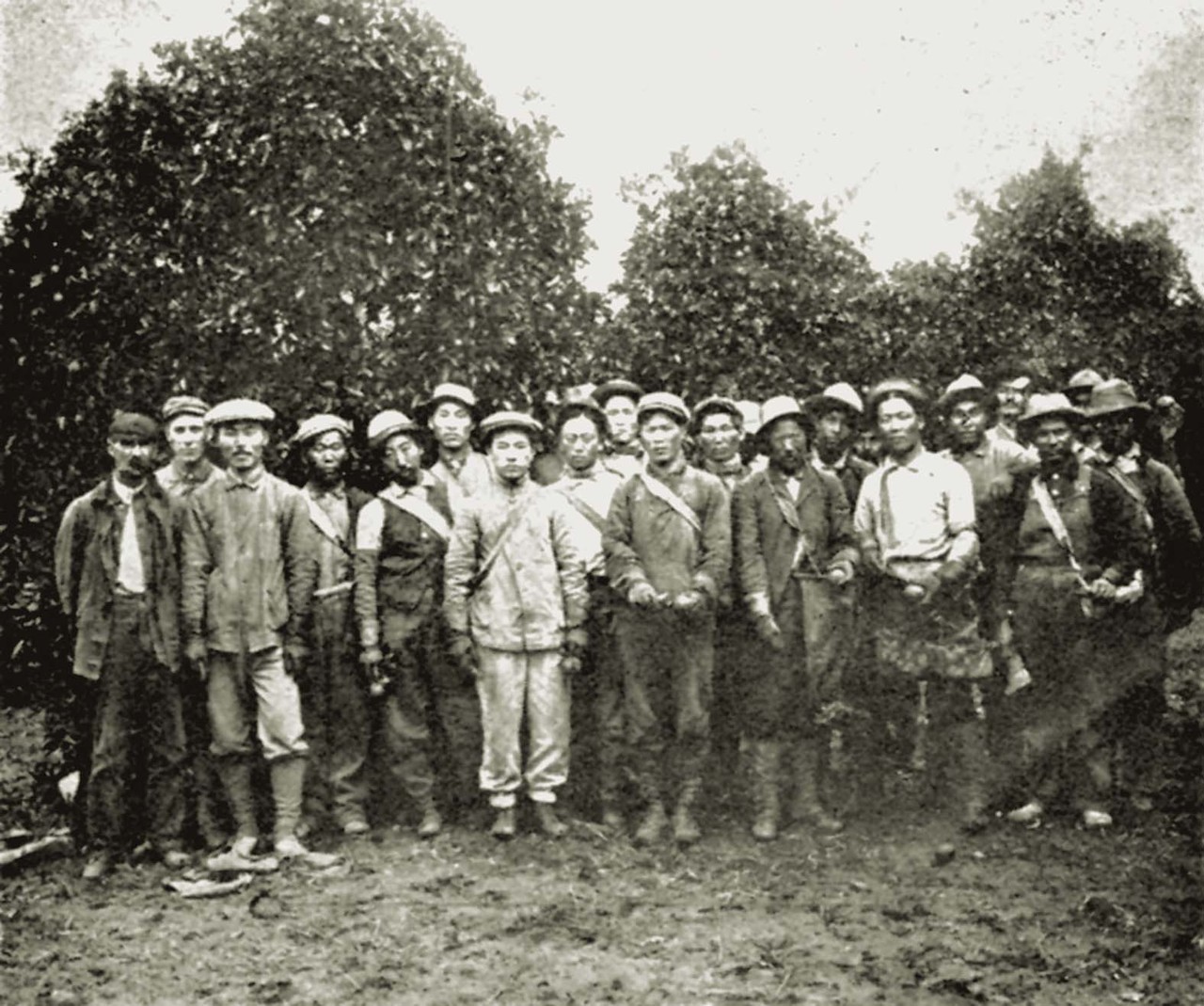 도산 안창호 선생(왼쪽 세번째)이 파차파 오렌지농장에서 한인노동자들과 기념사진을 찍었다.[사진=도산아카데미]