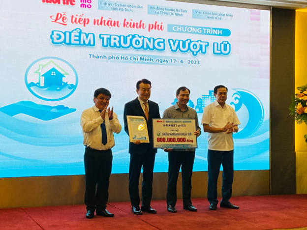 고상구 베트남 K-MARKET 회장(왼쪽 두 번째)이 지난번 베트남 중부지방 태풍에 큰 피해를 입은 하팅성 주민들을 돕기 위해 재해복구 기금 6억 동을 전달했다.