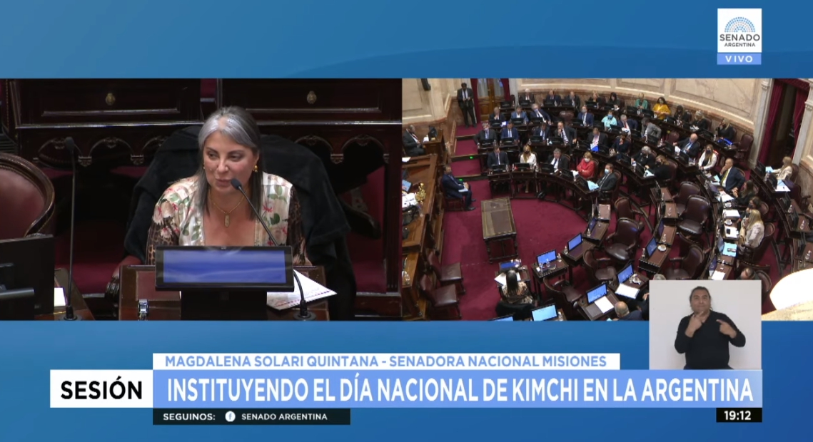 아르헨티나 의회가 운영하는 유튜브 캡쳐. 왼쪽이 막달레나 솔라리 칸타나 상원의원.