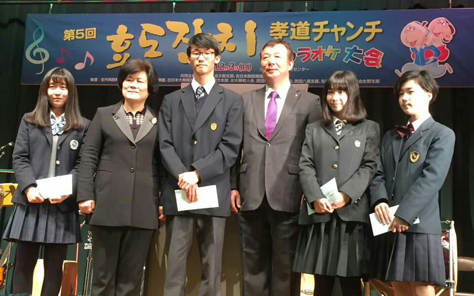 최보인 회장이 2017년 근기지역 민족학교에 100만엔을 후원했다.