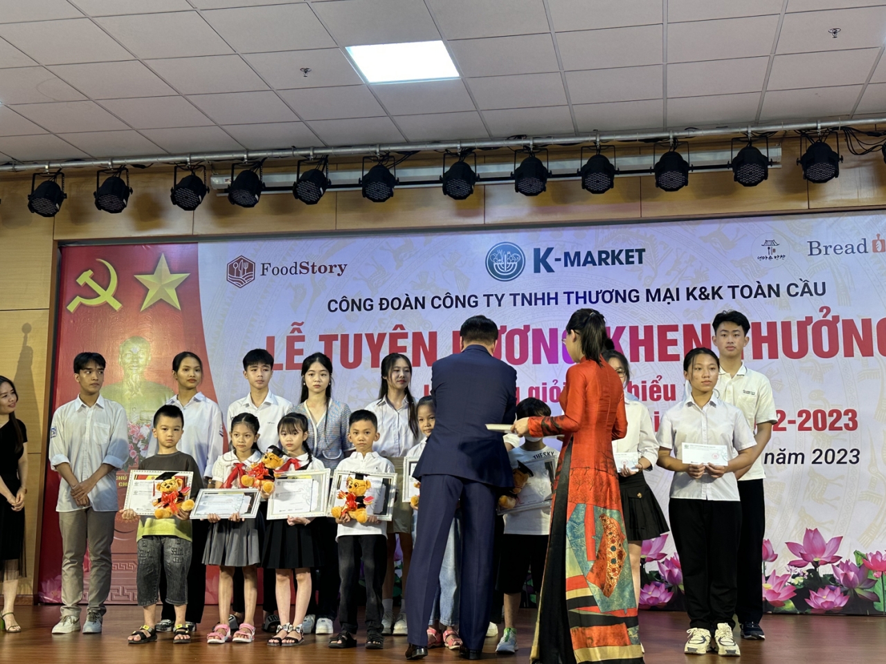 베트남 K-MARKET이 지난 7월 2일 하노이에 있는 K-MARKET 본사에서 ‘2023년도 우수직원 자녀 장학금 수여식’을 열었다.
