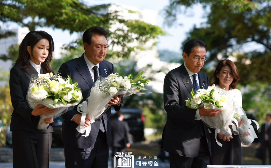 윤대통령이 5월21일 기시다 후미오 일본총리와 함께 히로시마 한국인 원폭피해자 위령비를 참배하고 있다