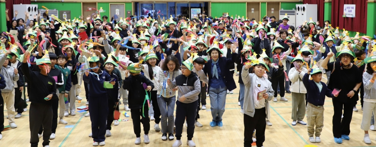 지난 10월 19일 강원도 춘천시에 있는 동내초등학교에서 ‘K종이접기 한마당 큰잔치’가 열렸다.[사진=종이문화재단]