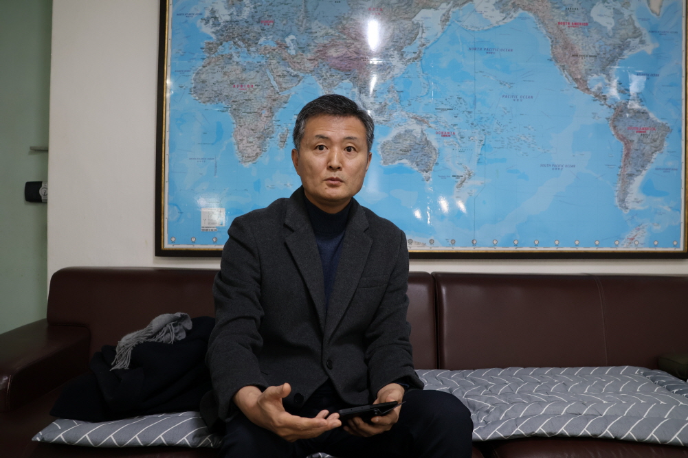 재외한국학교이사장협의회 총회에 대해 설명하는 정희천 전 회장