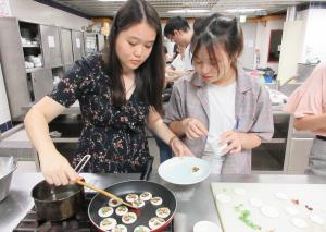 싱가포르 국립대 학생들, 경희대서 한국 전통음식 체험