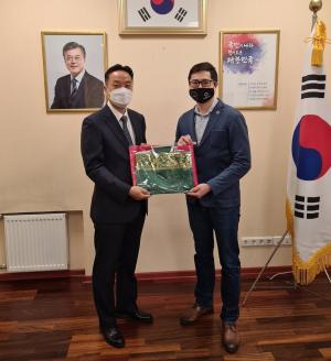 상트페테르부르크 김치비즈스클럽에 한국전통의상 전달