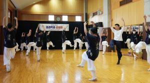 오사카 건국학교 학생들에게 부산 동래학춤 춤사위 전수